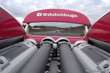 2 Bugatti Veyrons perseguem-se a mais de 300km/h! 16