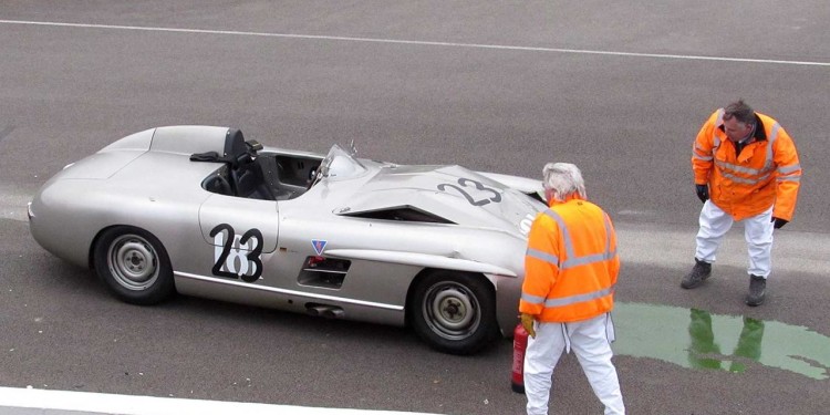 Jaguar e Mercedes clássicos colidem em GoodWood. 16