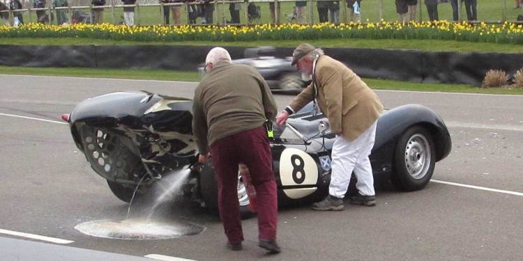 Jaguar e Mercedes clássicos colidem em GoodWood. 15
