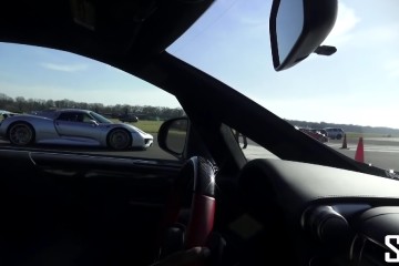Um Lexus LFA desafia um Porsche 918 Spyder para um "Drag Race." 20