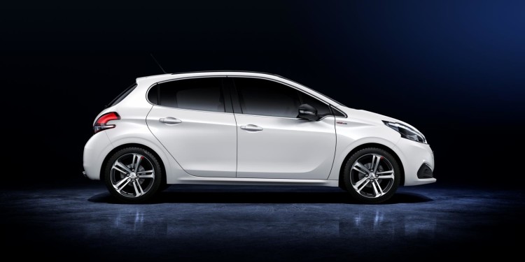Peugeot 208 sofre alterações. 14