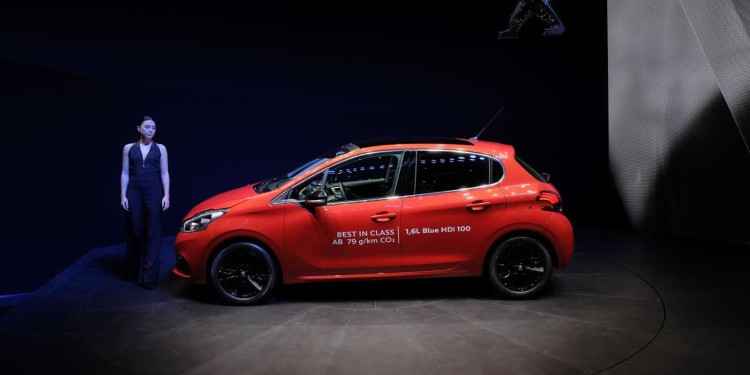 Peugeot 208 sofre alterações. 25