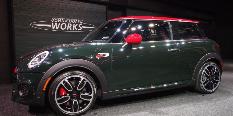 MINI JCW em acção num video promocional. 32