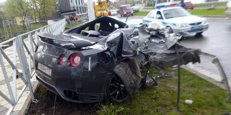 Jogador de Futebol Russo bate com Nissan GT-R a 170km/h! 22
