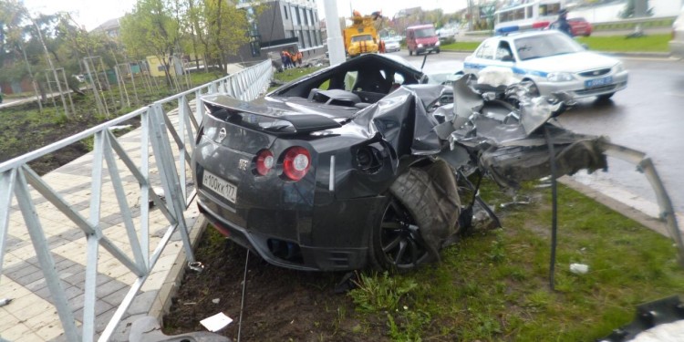 Jogador de Futebol Russo bate com Nissan GT-R a 170km/h! 21
