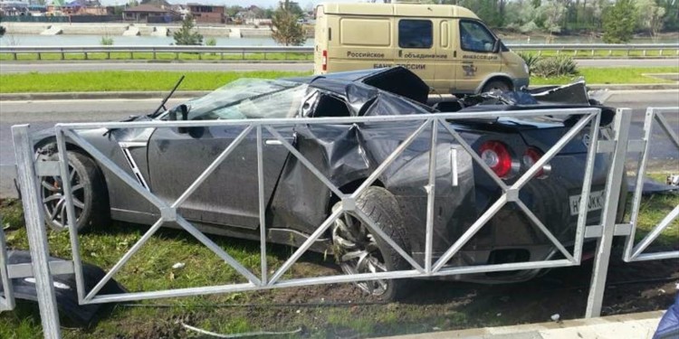 Jogador de Futebol Russo bate com Nissan GT-R a 170km/h! 15