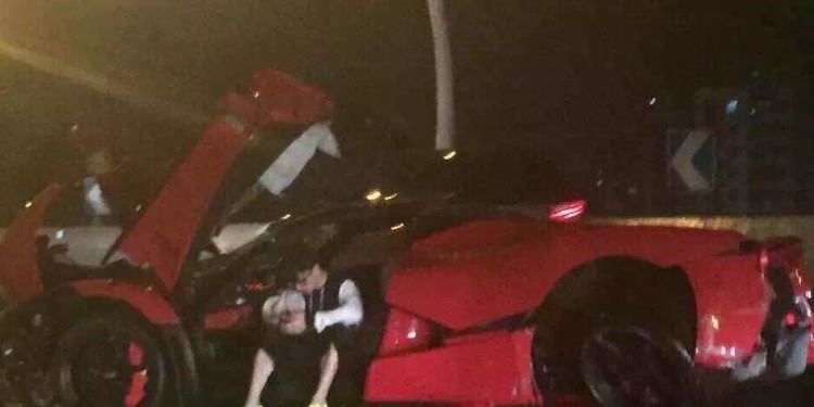 LaFerrari para a sucata numa auto estrada Chinesa. 19