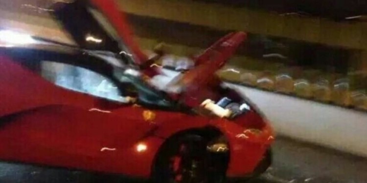 LaFerrari para a sucata numa auto estrada Chinesa. 20