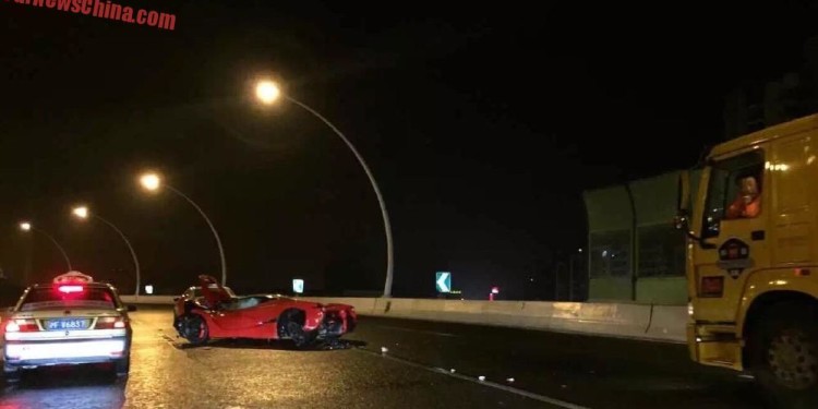 LaFerrari para a sucata numa auto estrada Chinesa. 16