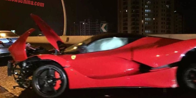 LaFerrari para a sucata numa auto estrada Chinesa. 15