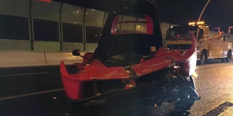 LaFerrari para a sucata numa auto estrada Chinesa. 13