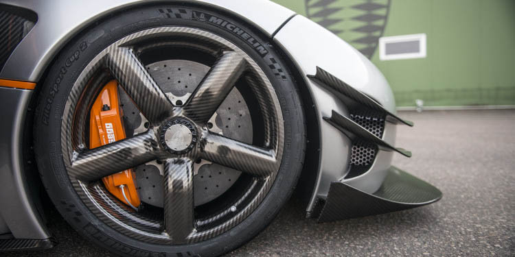 Koenigsegg One:1 uma volta a Suzuka a fundo! 25