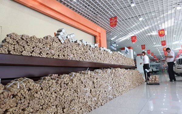 Chinês compra carro novo com moedas! 14