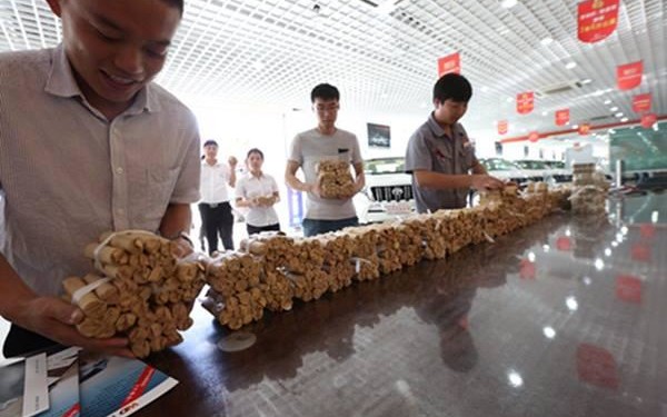 Chinês compra carro novo com moedas! 15