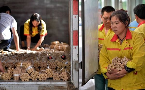 Chinês compra carro novo com moedas! 18