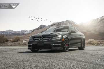 Mercedes C63 AMG com look Vorsteiner. 13