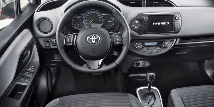 Toyota Yaris recebe versão "Bi-tom". 21