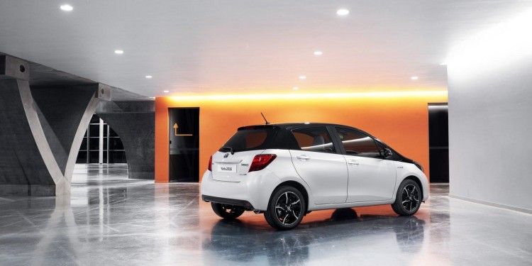 Toyota Yaris recebe versão "Bi-tom". 19