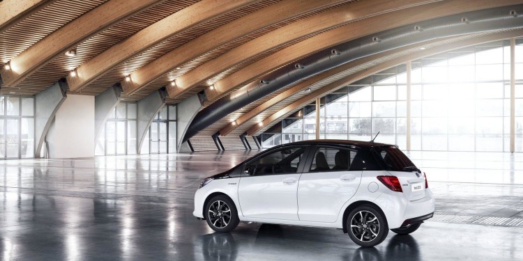Toyota Yaris recebe versão "Bi-tom". 16