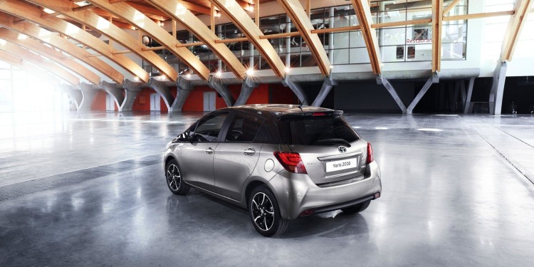 Toyota Yaris recebe versão "Bi-tom". 17
