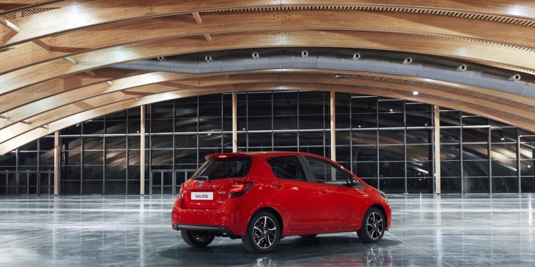 Toyota Yaris recebe versão "Bi-tom". 26