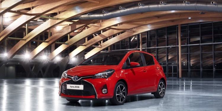 Toyota Yaris recebe versão "Bi-tom". 25