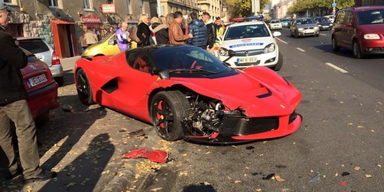 LaFerrari despista-se contra 3 carros em Budapest 16