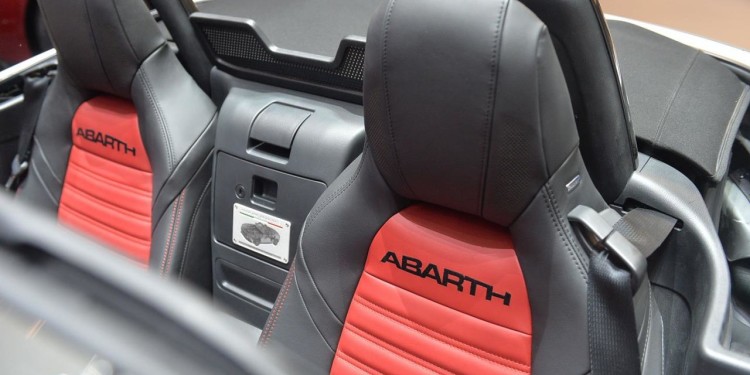 Fiat 124 Spider picado pelo escorpião em Genebra! 36