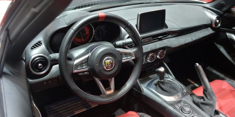 Fiat 124 Spider picado pelo escorpião em Genebra! 32