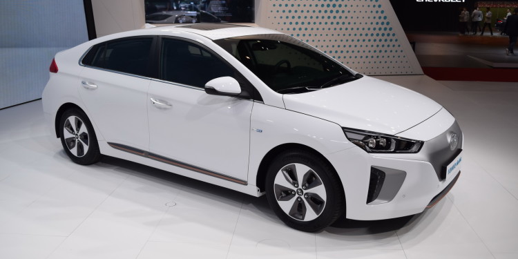 Hyundai revela modelos Ioniq em Genebra! 14