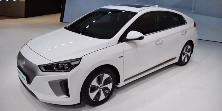 Hyundai revela modelos Ioniq em Genebra! 13