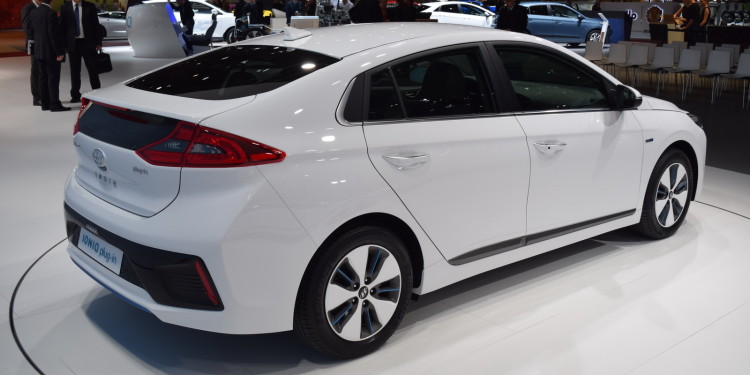 Hyundai revela modelos Ioniq em Genebra! 15