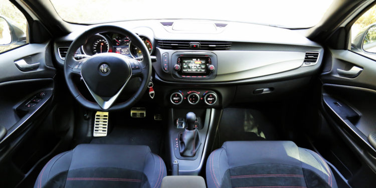 Alfa Romeo Giulietta: Raça italiana! 77