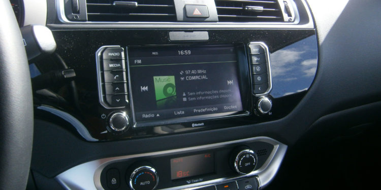 KIA RIO 1.1 CRDI: Qualidade de olhos em bico! 28