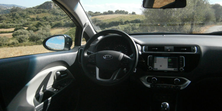 KIA RIO 1.1 CRDI: Qualidade de olhos em bico! 27