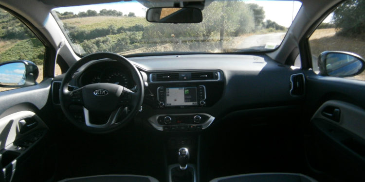 KIA RIO 1.1 CRDI: Qualidade de olhos em bico! 26
