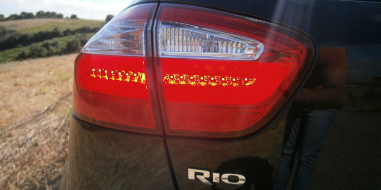 KIA RIO 1.1 CRDI: Qualidade de olhos em bico! 13