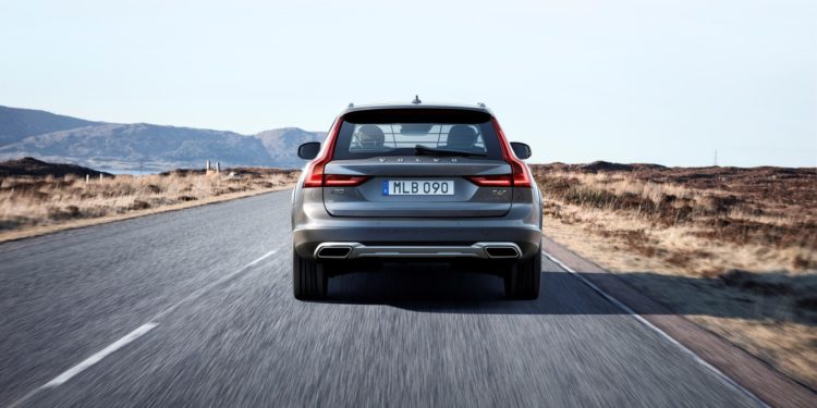 Volvo V90 recebe versão "Cross Country"! 37