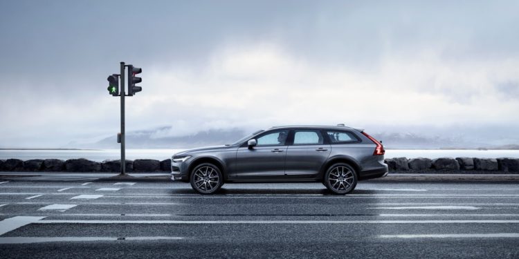 Volvo V90 recebe versão "Cross Country"! 39