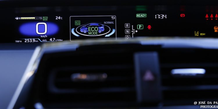 Toyota Prius 1.8 HSD: A nave ecológica! 28