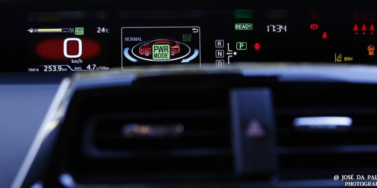 Toyota Prius 1.8 HSD: A nave ecológica! 30