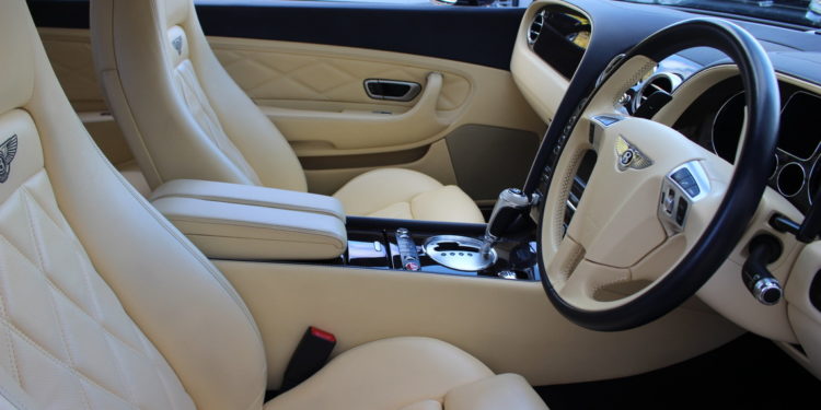 O Bentley de Cristiano Ronaldo vai a leilão! 13