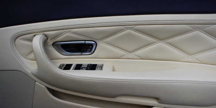 O Bentley de Cristiano Ronaldo vai a leilão! 14