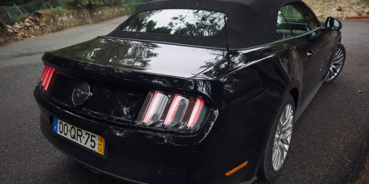 Ford Mustang 2.3 Ecoboost: O ícone Americano! 28
