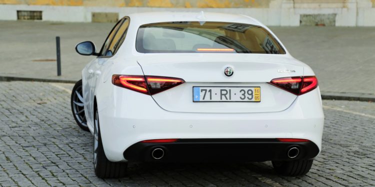 Alfa Romeo Giulia 2.2 JTDM: Esculpido pelo Divino! 23