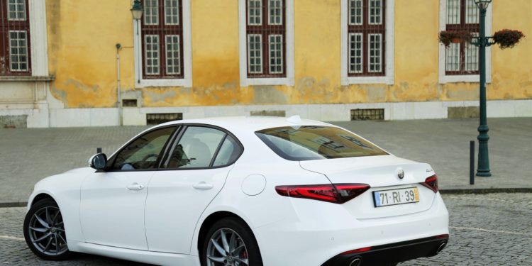 Alfa Romeo Giulia 2.2 JTDM: Esculpido pelo Divino! 20