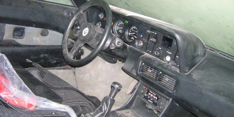 BMW M1 "perdido" num celeiro há 34 anos! 23