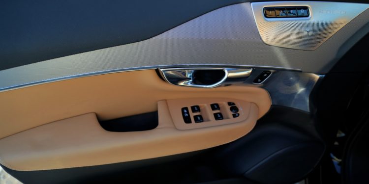 Tesla contrata responsável de interiores da Volvo! 16