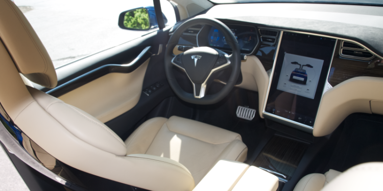 Tesla contrata responsável de interiores da Volvo! 13