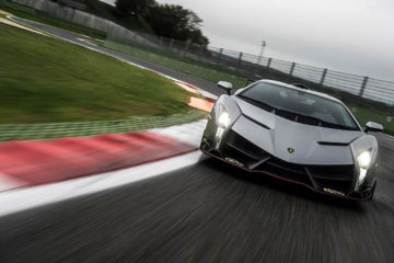 Este Lamborghini Veneno é um regalo no piso molhado! (Video) 13